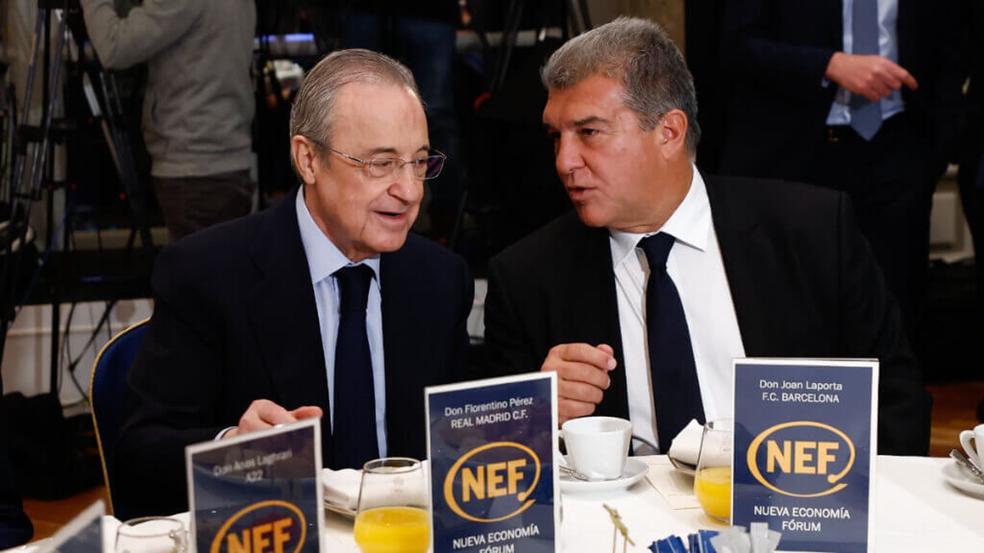 Joan Laporta, charlando con Florentino Pérez.