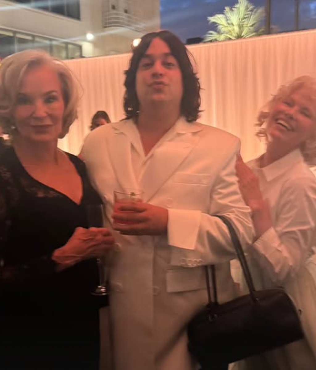 Los Javis y los actores de ‘La bola negra’ disfrutan de la gala en Los Ángeles