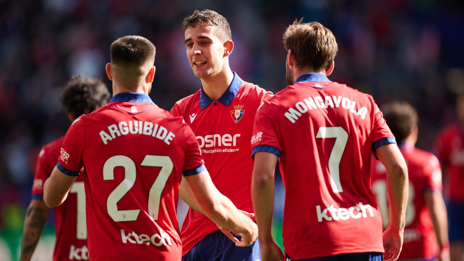 Los jugadores de Osasuna celebran uno de los goles ante el Racing.