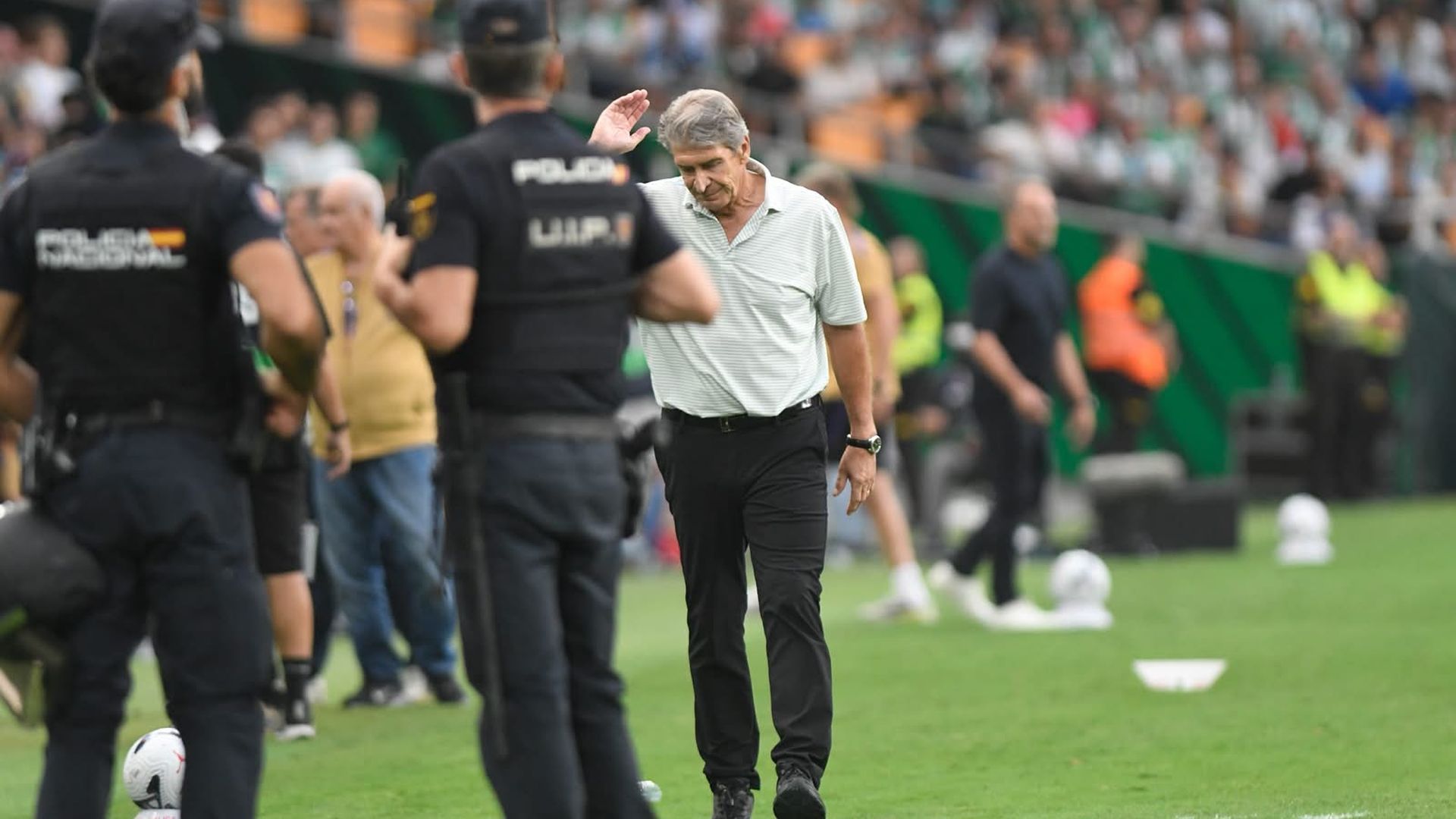 Manuel Pellegrini, protestando el gol anulado a Lo Celso