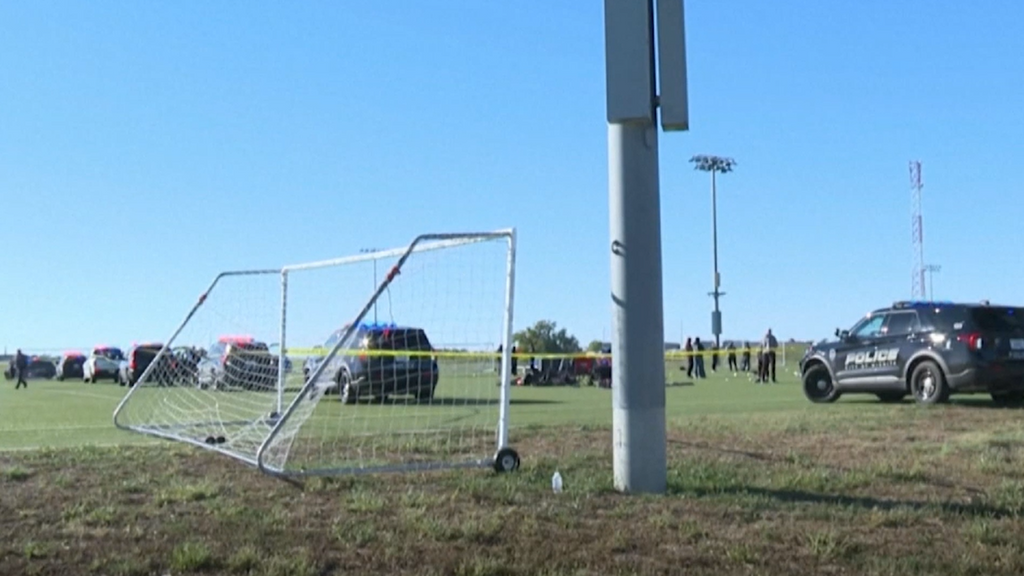 Muere un niño de seis años y un hombre en un atropello en un campo de fútbol en Kansas, Estados Unidos