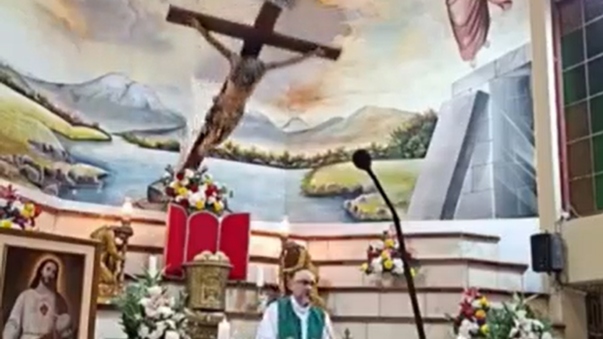 Muere un sacerdote en plena misa tras caerle una cruz de madera en la cabeza en Ecuador Muere un sacerdote en plena misa tras caerle una cruz de madera en la cabeza en Ecuador