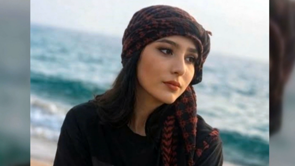 Najmeh Amini, una joven de 23 años condenada a muerte en Irán, pide ayuda: "Si estás escuchando mi voz no me olvides"