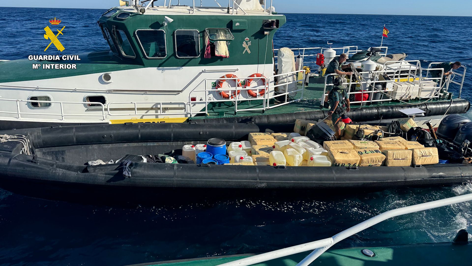 Narcolancha interceptada con fardos de hachís y combustible