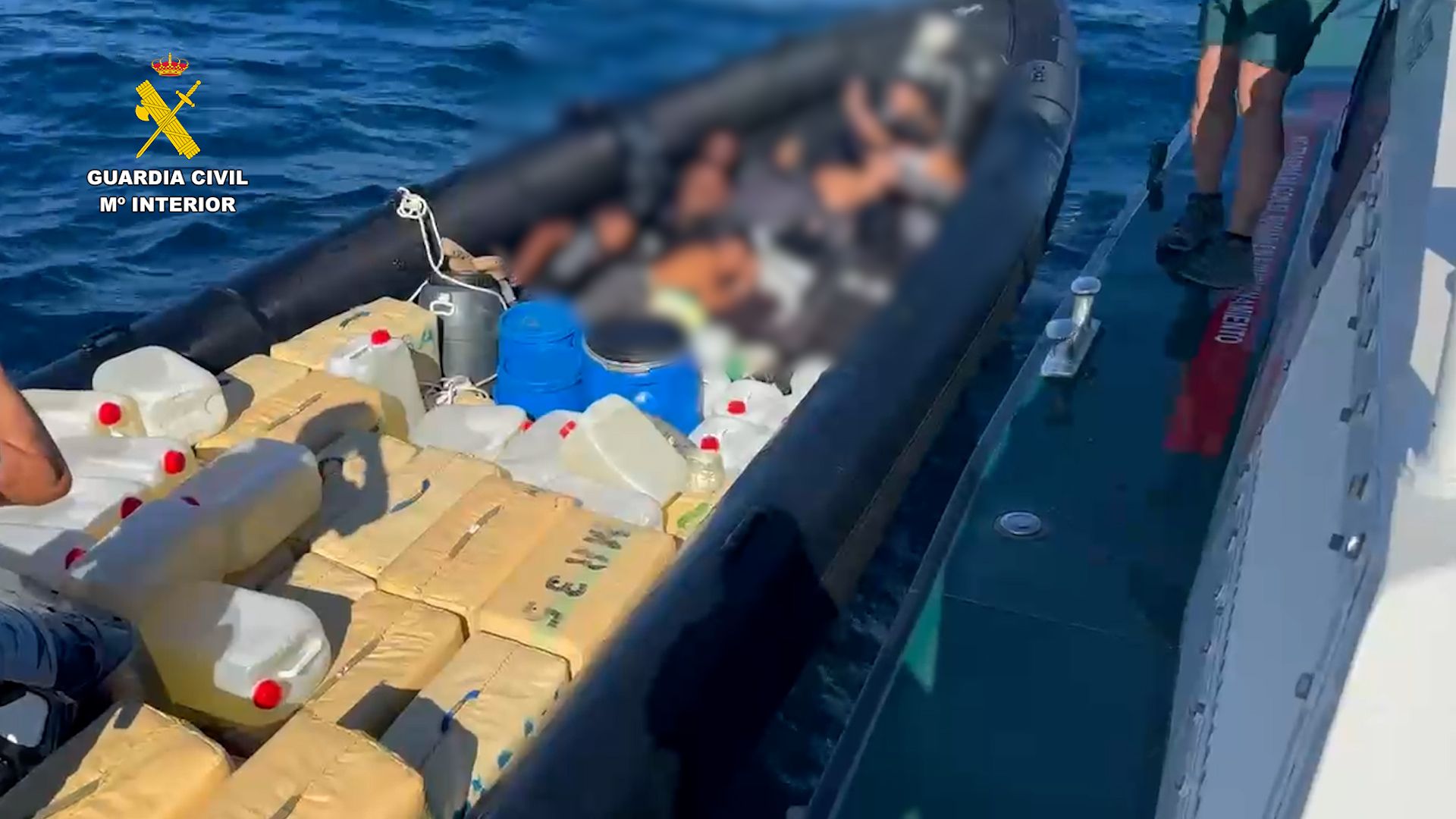Ocupantes de la narcolancha, fardos y petacas que llevaban a bordo