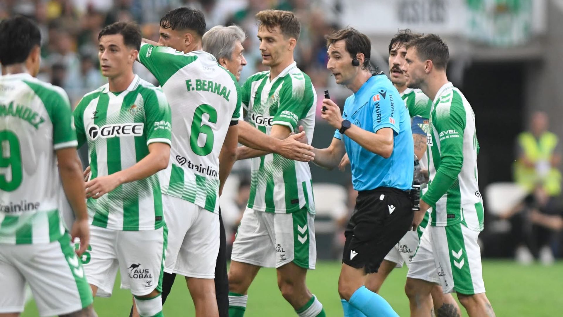 Pellegrini protesta a De Burgos Bengoetxea en el Betis-Barça Pellegrini protesta a De Burgos Bengoetxea en el Betis-Barça