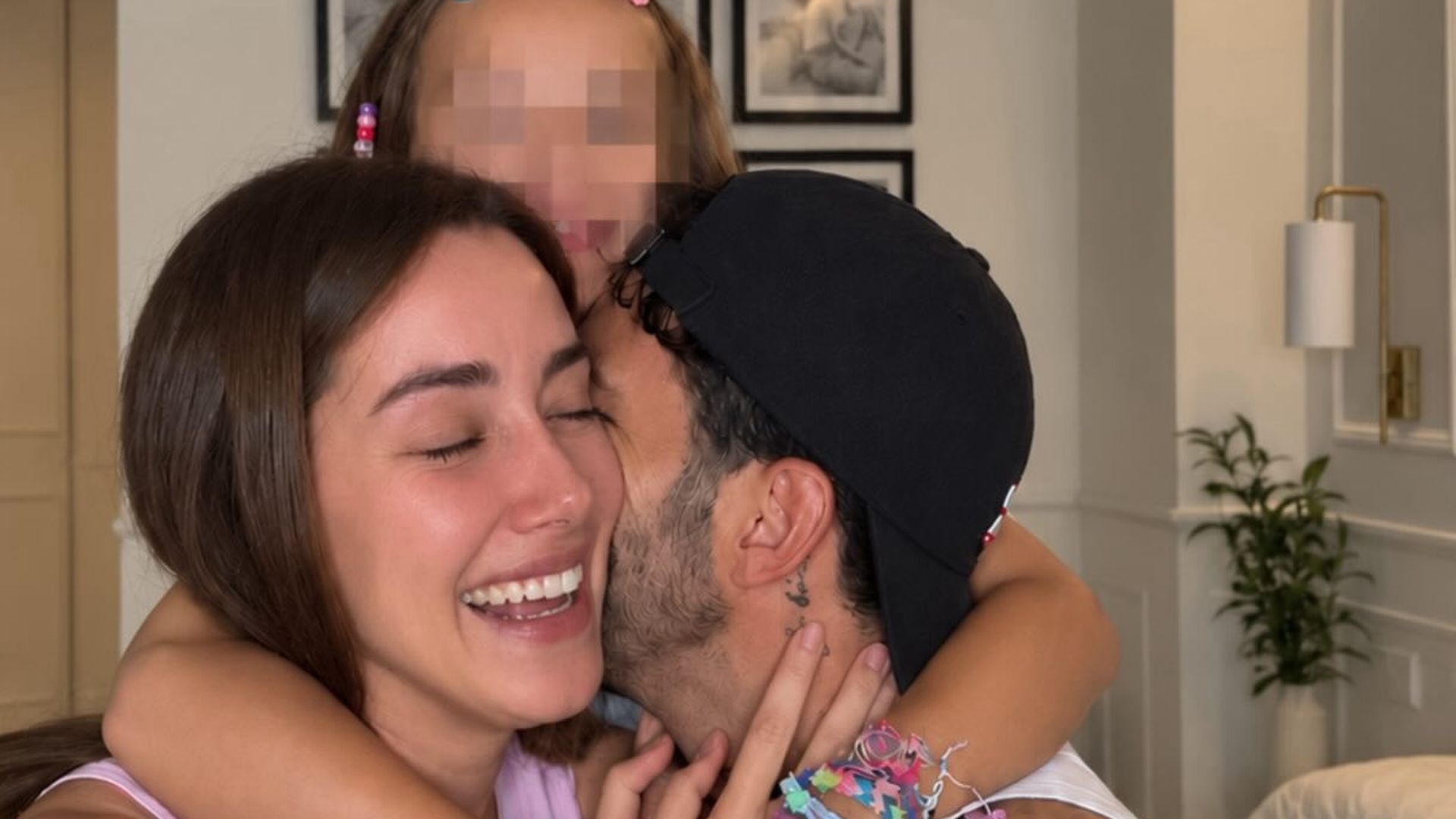 Adara Molinero junto a su hijo y su novio Vicente Romero Adara Molinero junto a su hijo y su novio Vicente Romero