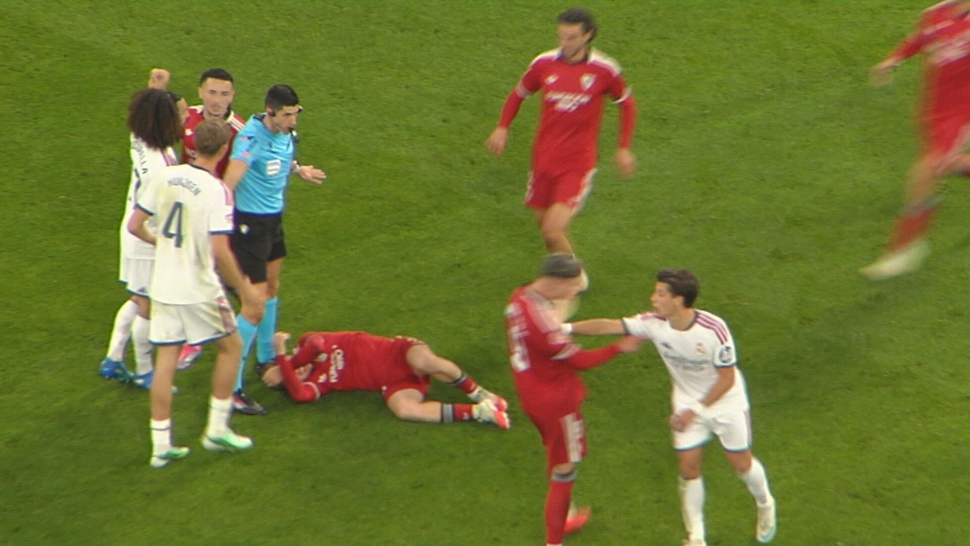Arda Guler, empujando a Robbie Ure.