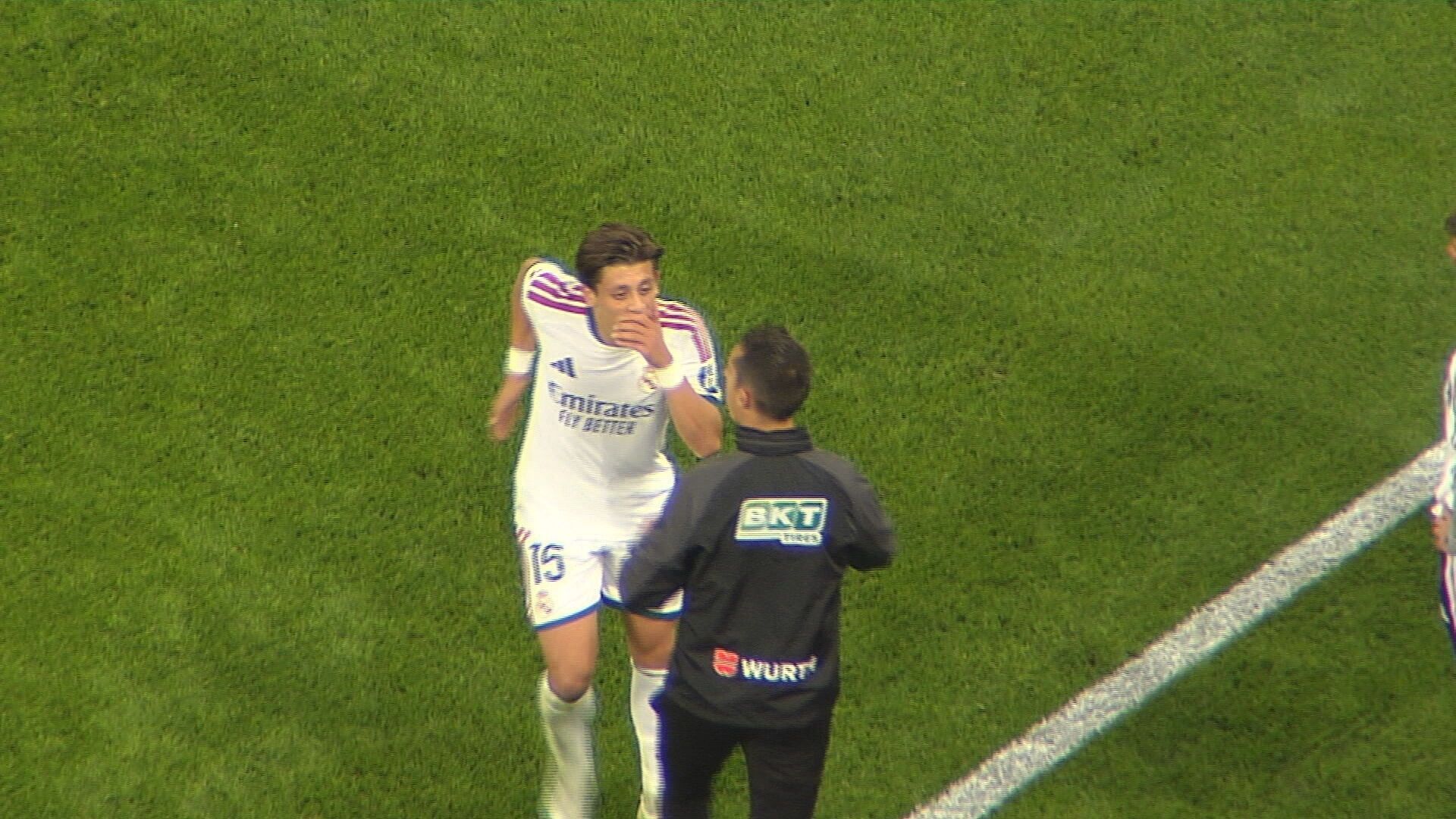 Arda Guler, hablando con el cuarto árbitro