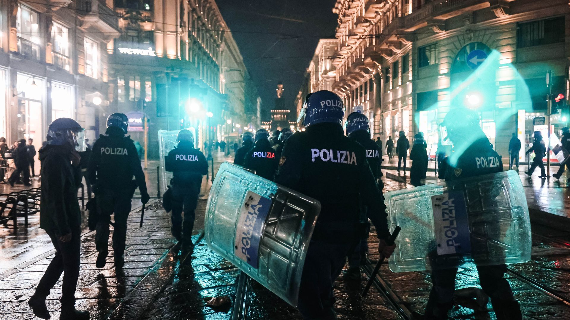 Así han sido la segunda jornada de disturbios y saqueos en Milán, Italia