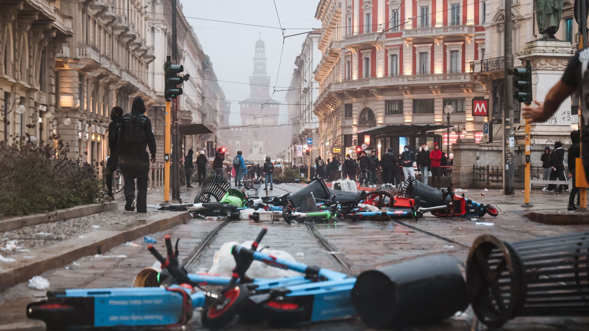 Así han sido la segunda jornada de disturbios y saqueos en Milán, Italia