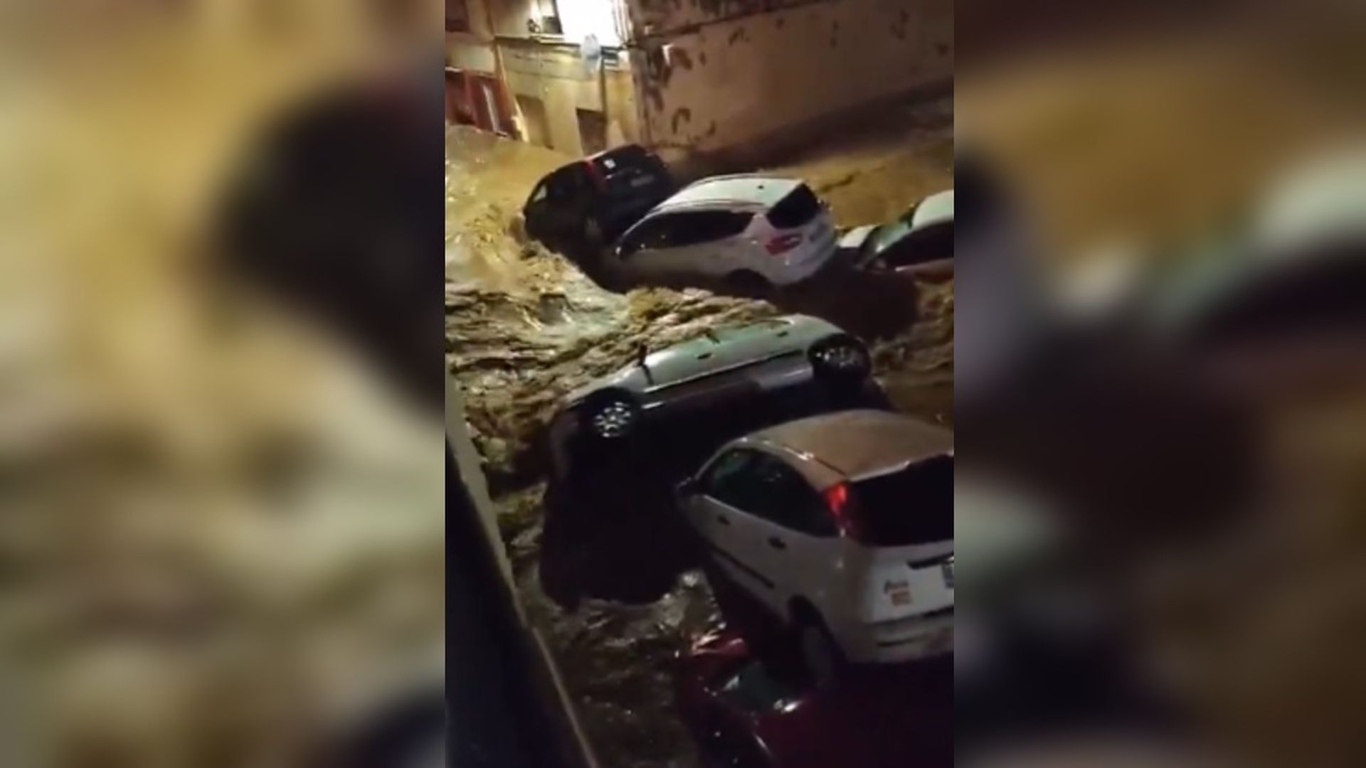 Coches arrastrados por el agua y vecinos atrapados en los tejados en Els Poblets y El Verger tras el desbordamiento del río Girona