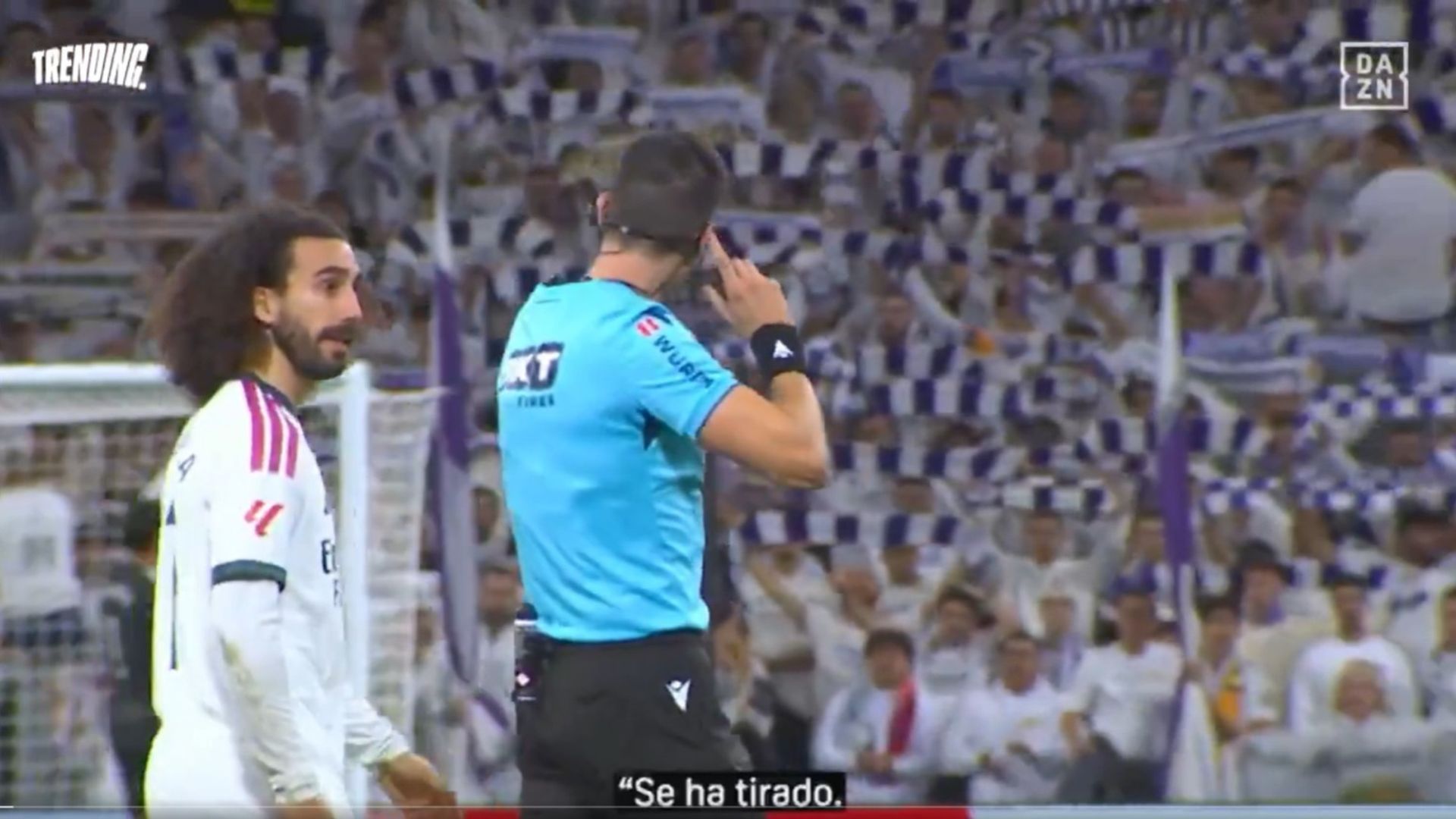 Cucurella, dialogando con Busquets Ferrer sobre la agresión a Peque Cucurella, dialogando con Busquets Ferrer sobre la agresión a Peque