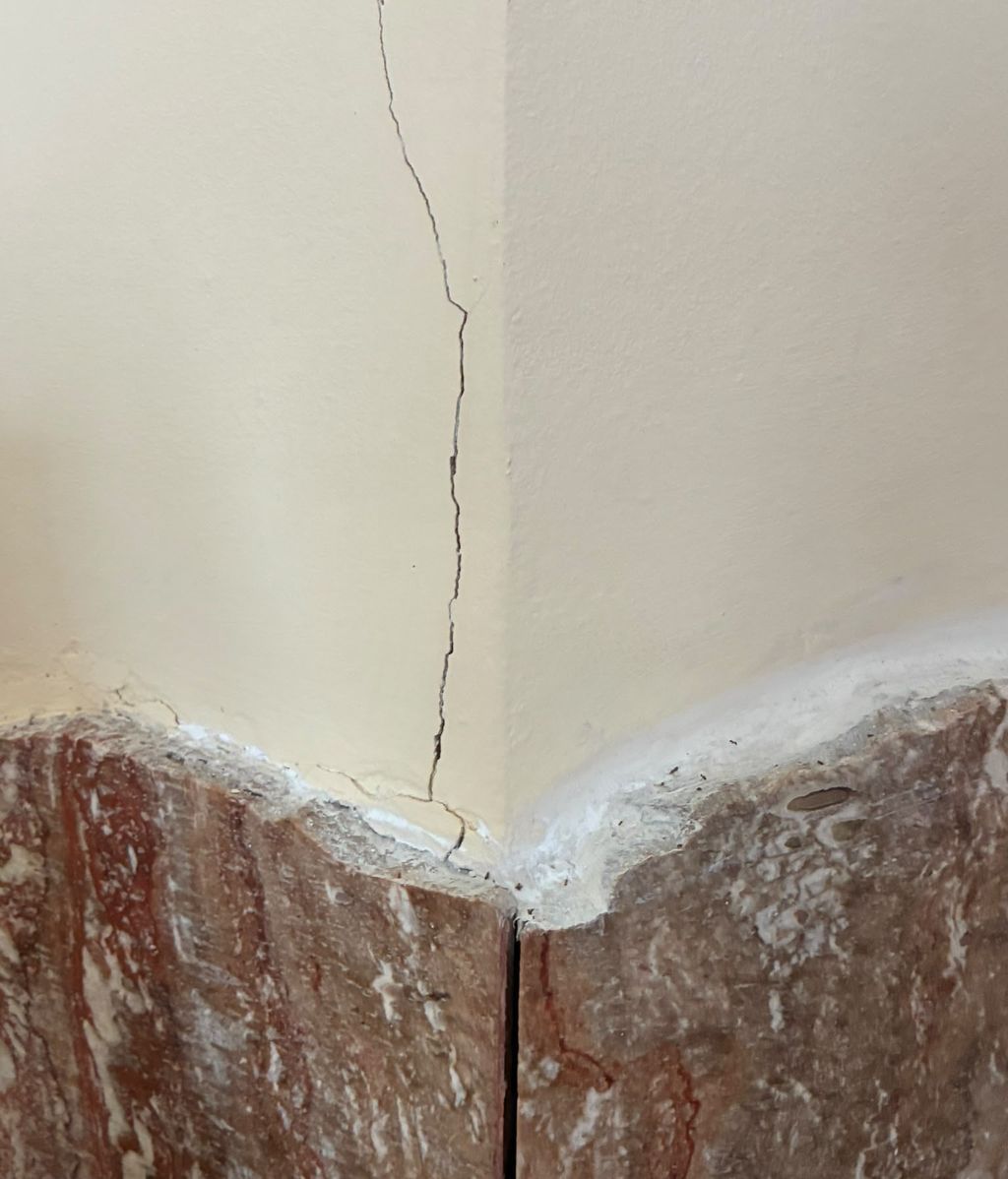 Denuncian que una "obra salvaje" para construir pisos turísticos está provocando ruidos y grietas en un barrio de Málaga