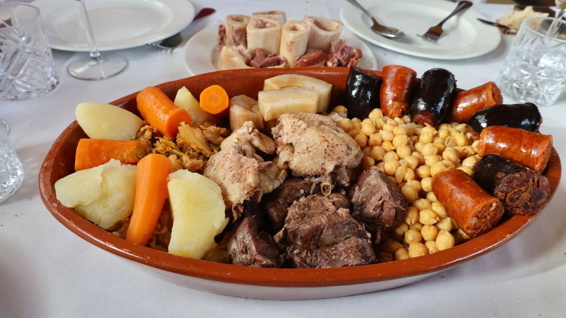 El cocido madrileño viaja, un año más, hasta Leitariegos: Paisaje, producto local y tradición familiar El cocido madrileño viaja, un año más, hasta Leitariegos: Paisaje, producto local y tradición familiar