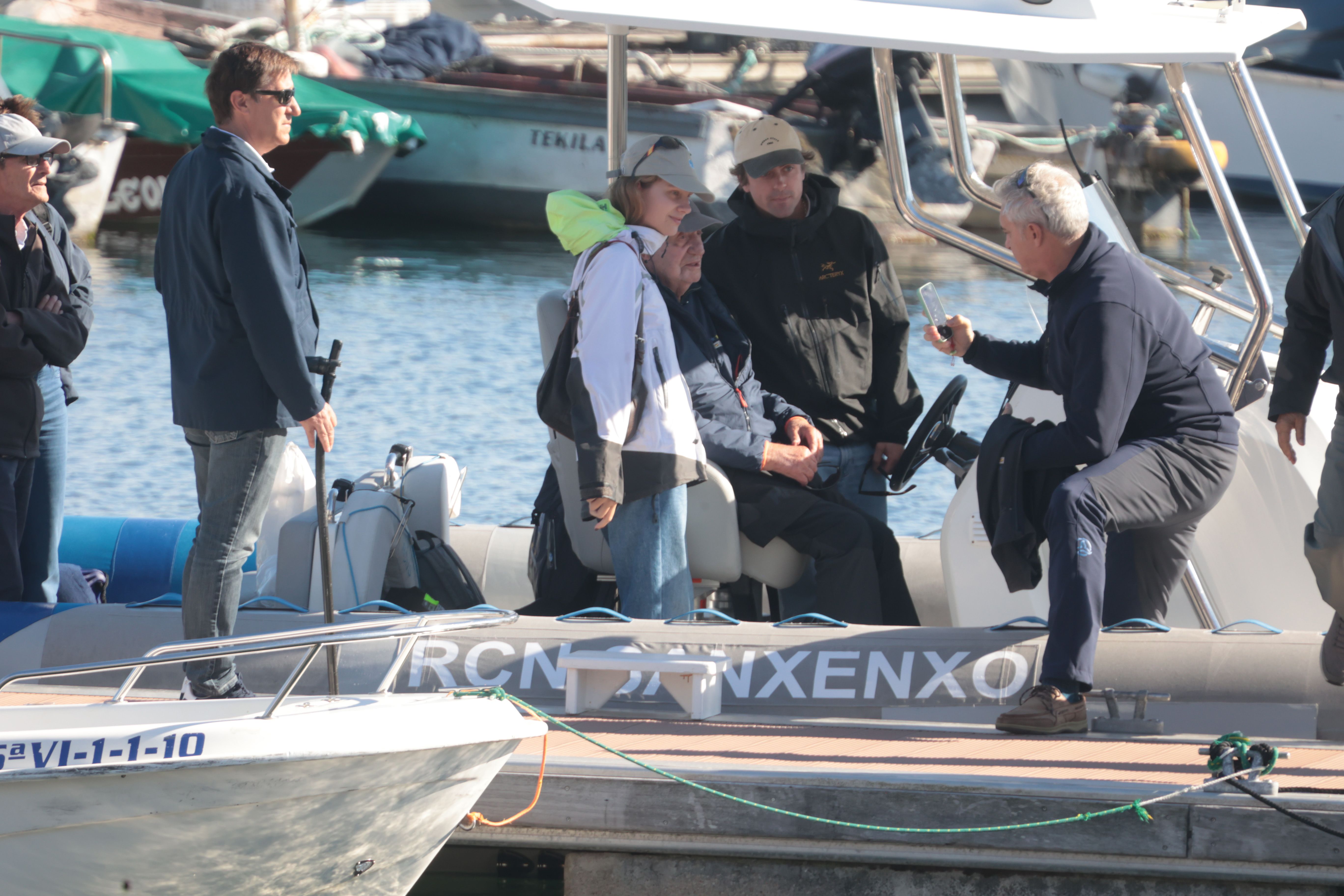 Don Juan Carlos abandona la embarcación con ayuda tras un paseo por Sanxenxo