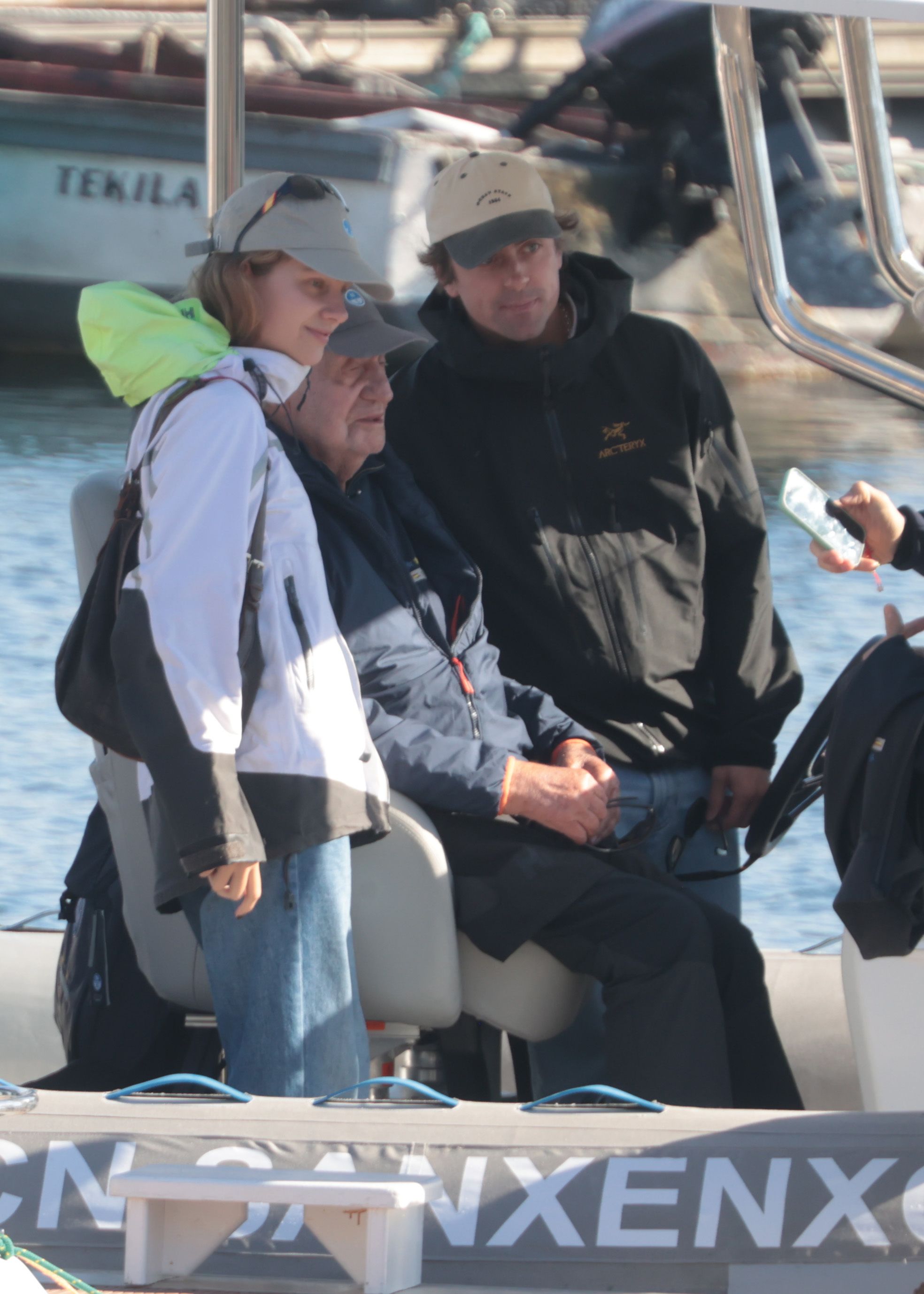 Irene Urdagarin junto a su actual pareja y su abuelo, el rey emérito
