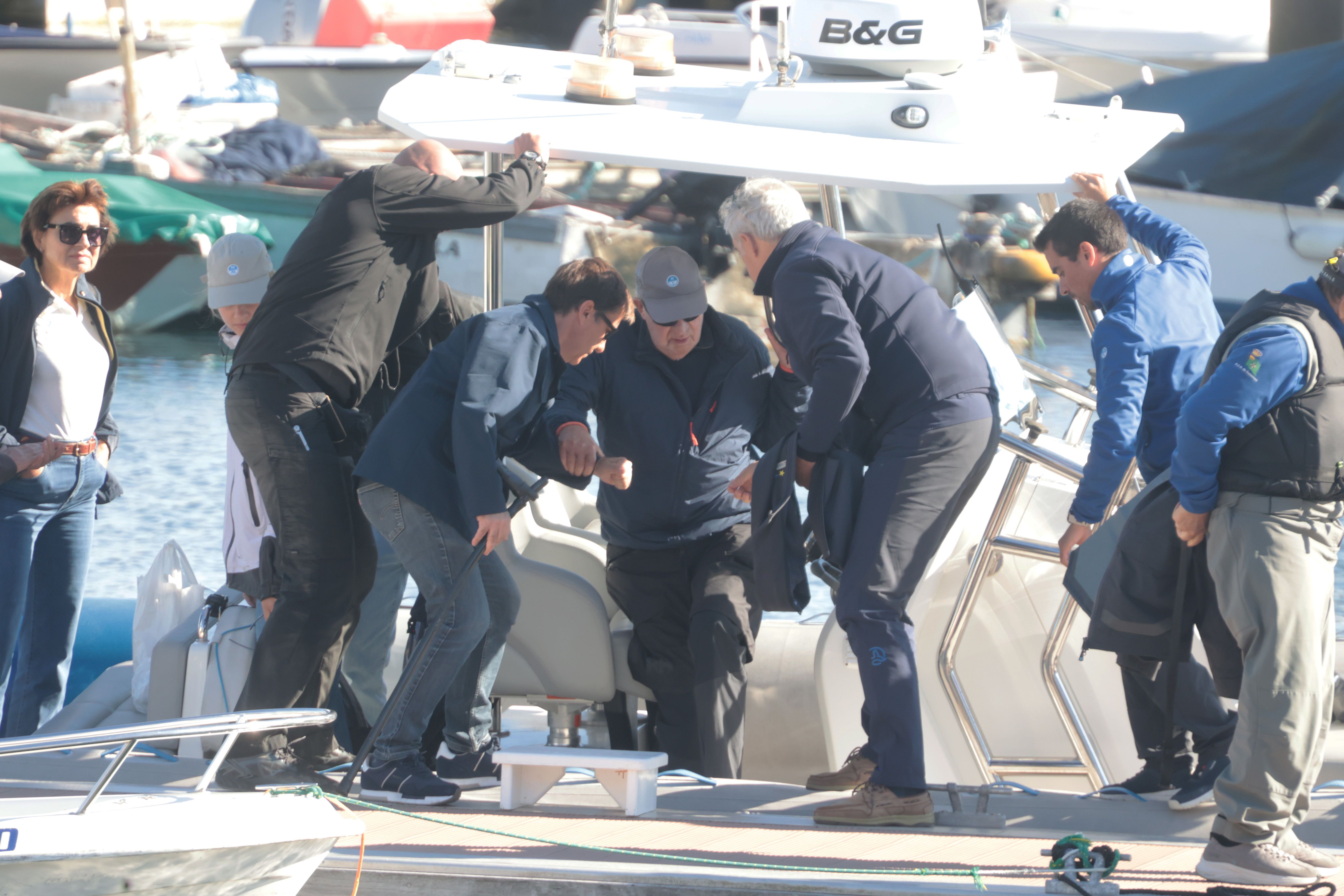 Don Juan Carlos abandona la embarcación con ayuda tras un paseo en barco por Sanxenxo