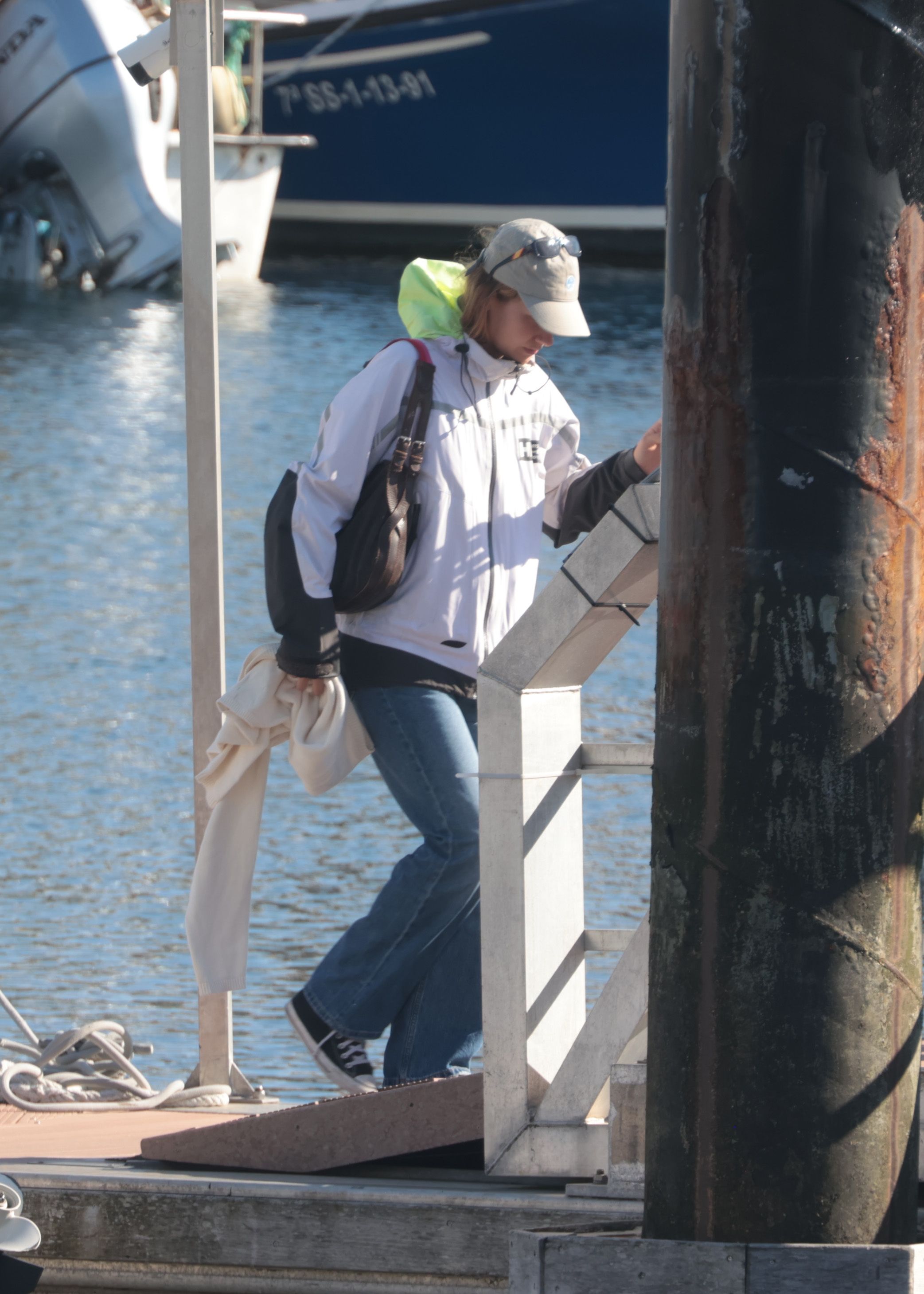Irene Urdangarin llega al puerto con gorra y ropa deportiva