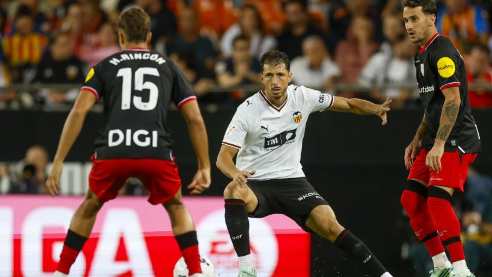 Guido Rodríguez ante el Athletic en Mestalla