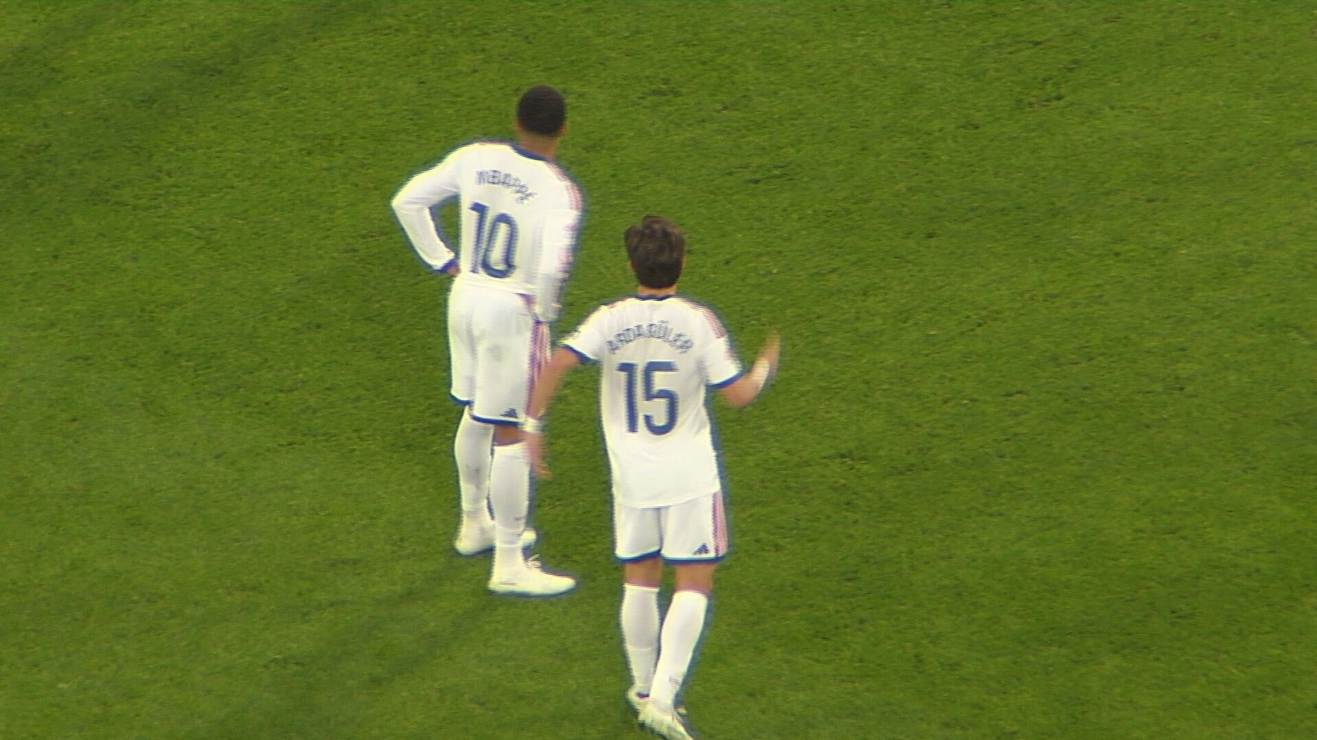 Guler, explicándole la situación a Mbappé