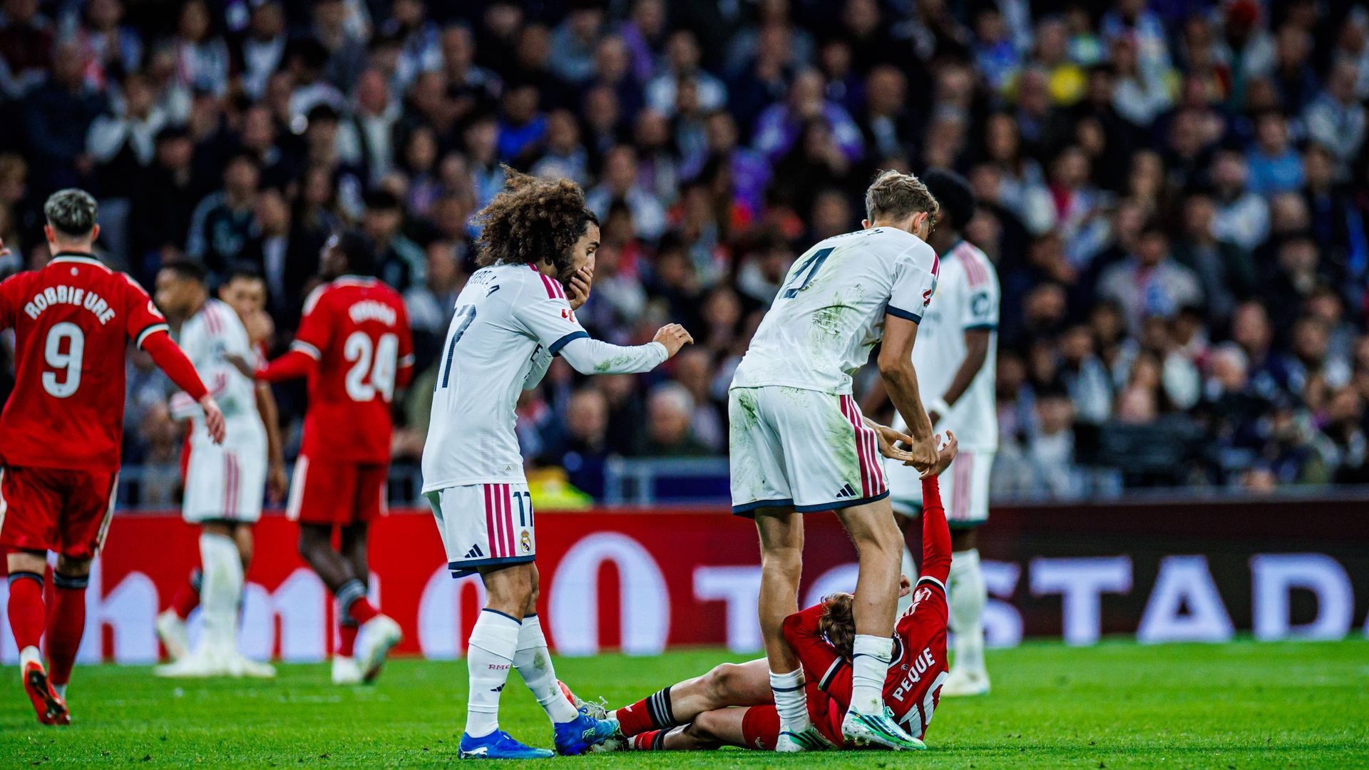 Huijsen trata de levantar a Peque tras ser agredido en el Real Madrid - Sevilla FC