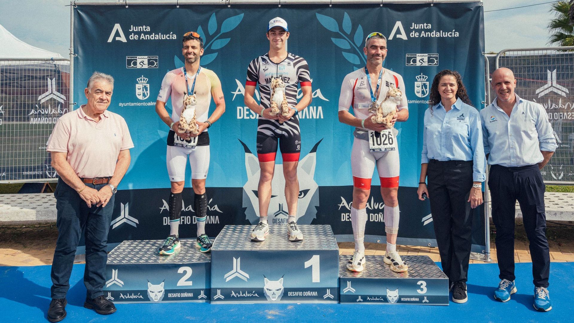 Imagen de los campeones en el podio Imagen de los campeones en el podio