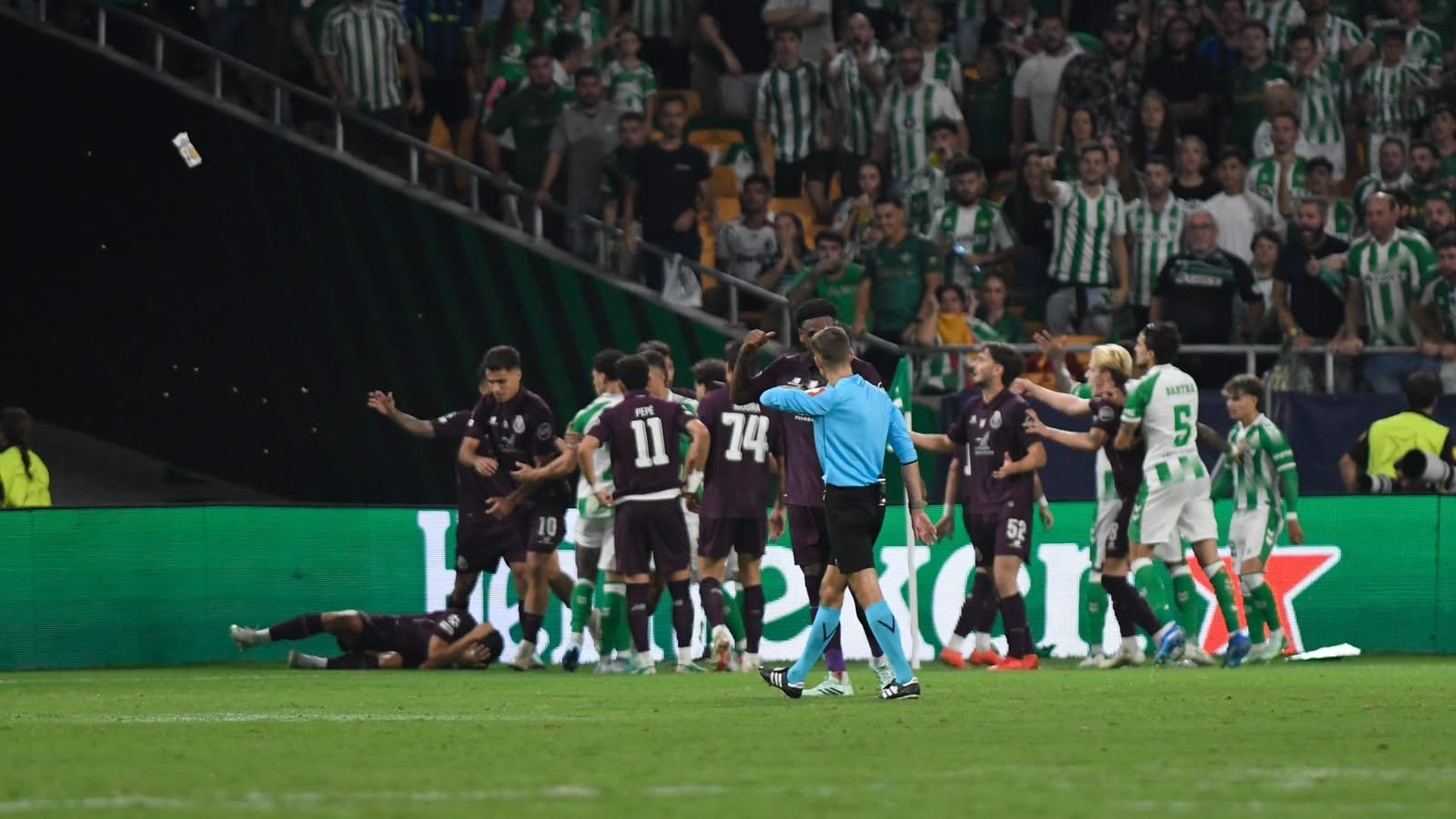 Imágenes del lanzamiento de botellas a los jugadores del Oporto