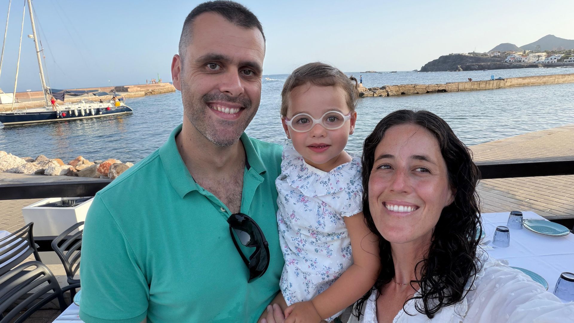 Inés junto a sus padres, Enrique y Celia