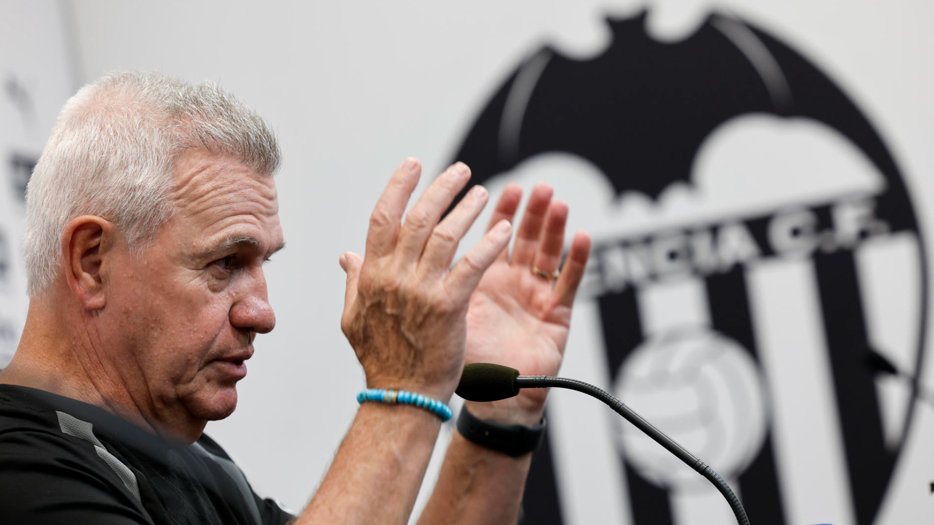Javier Aguirre en la sala de prensa de Paterna