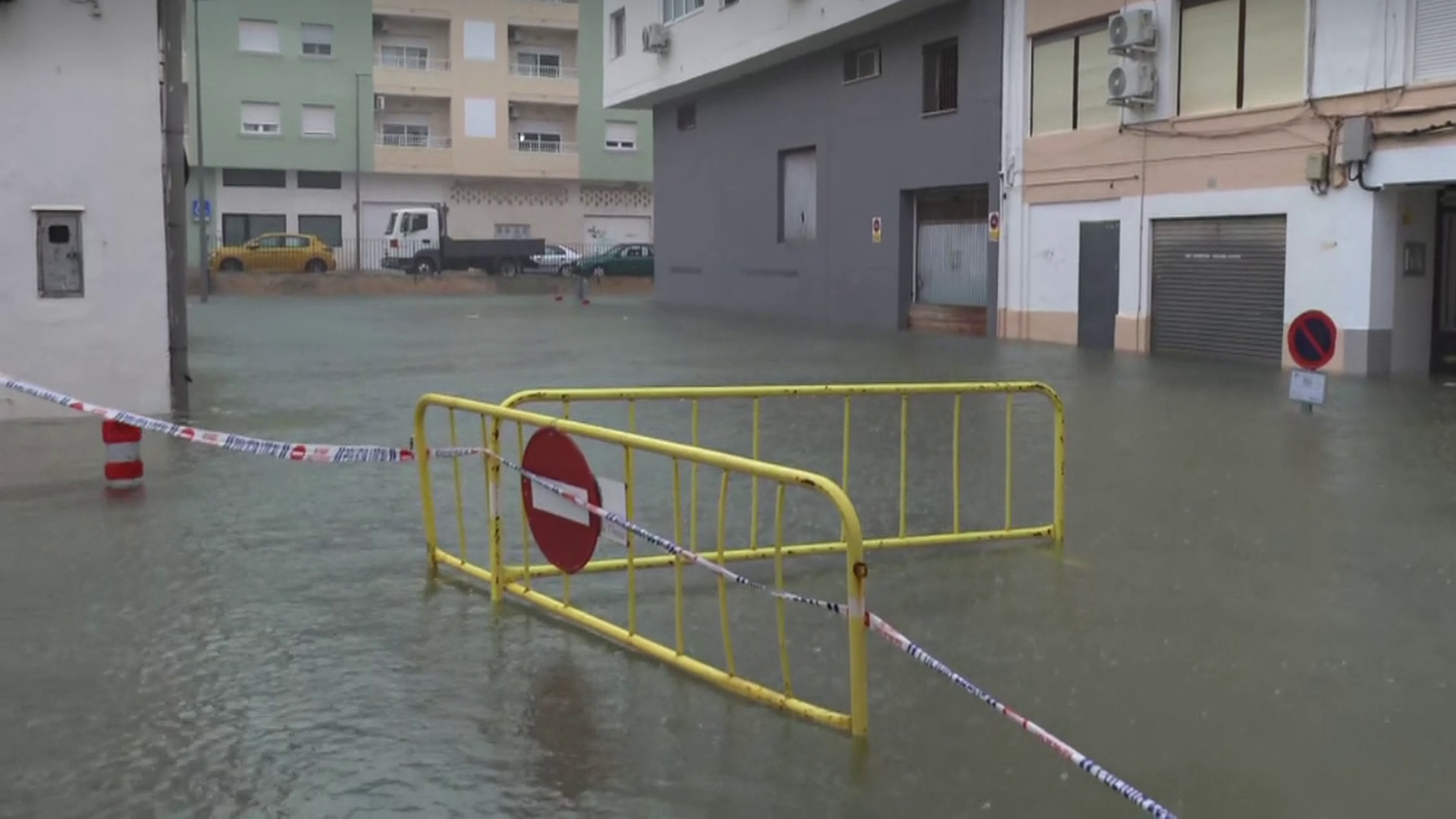 La alerta máxima en Valencia y Alicante por la DANA Adam, en directo: media docena de municipios están incomunicados y se ha movilizado a la UME La alerta máxima en Valencia y Alicante por la DANA Adam, en directo: media docena de municipios están incomunicados y se ha movilizado a la UME