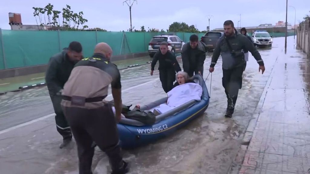 La fuertes lluvias en zonas de Valencia y Alicante obliga a evacuar a vecinos afectados a bordo de piraguas
