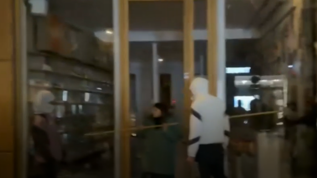 La imagen de la violencia extrema en Francia y la indefensión: la dueña de un local se enfrenta a la turba con la barra de una cortina