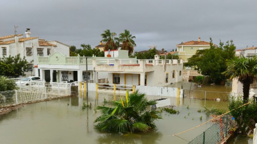 La odisea de Bea y sus dos hijos menores para escapar de su casa anegada en la playa de Oliva, Valencia