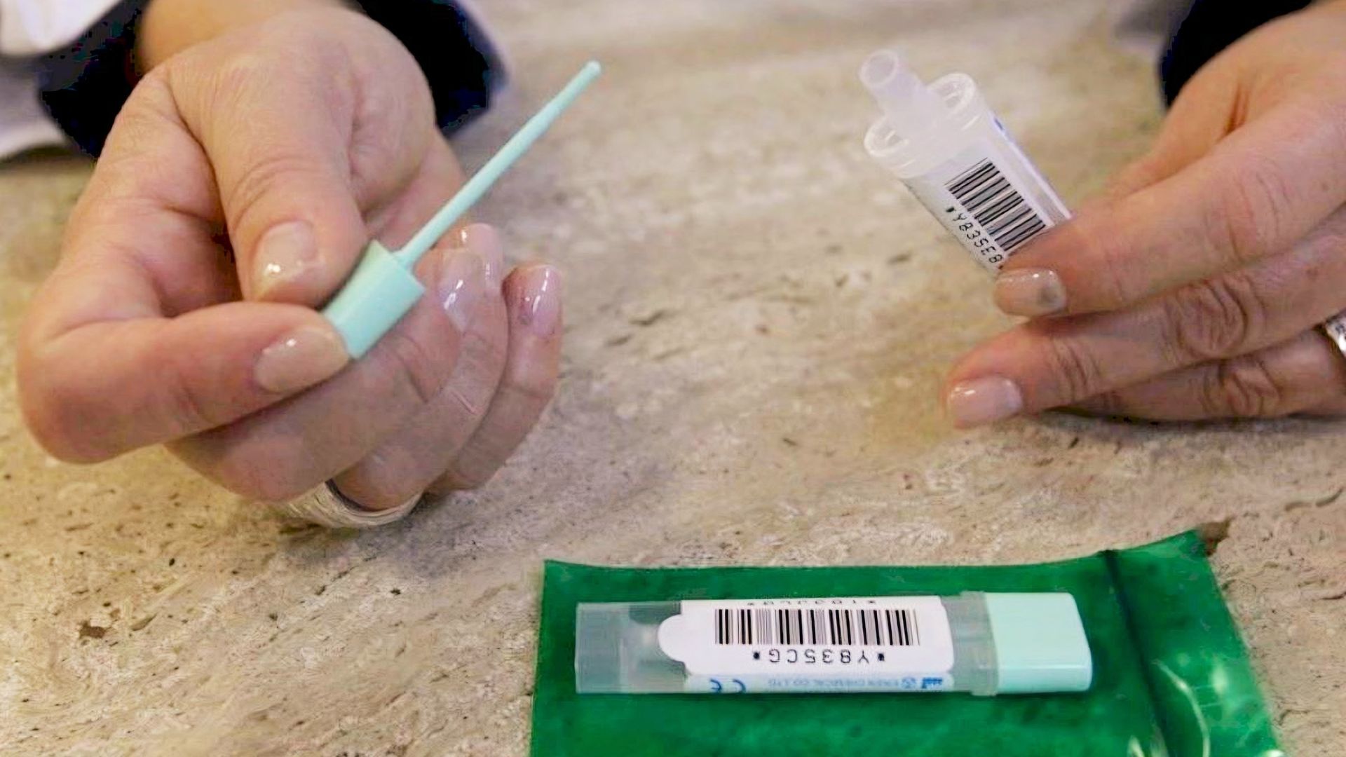 La prueba que Gustavo Oliva, el jugador de pádel, invita a hacerse a los mayores de 50 que detecta el cáncer de colon: en qué consiste La prueba que Gustavo Oliva, el jugador de pádel, invita a hacerse a los mayores de 50 que detecta el cáncer de colon: en qué consiste