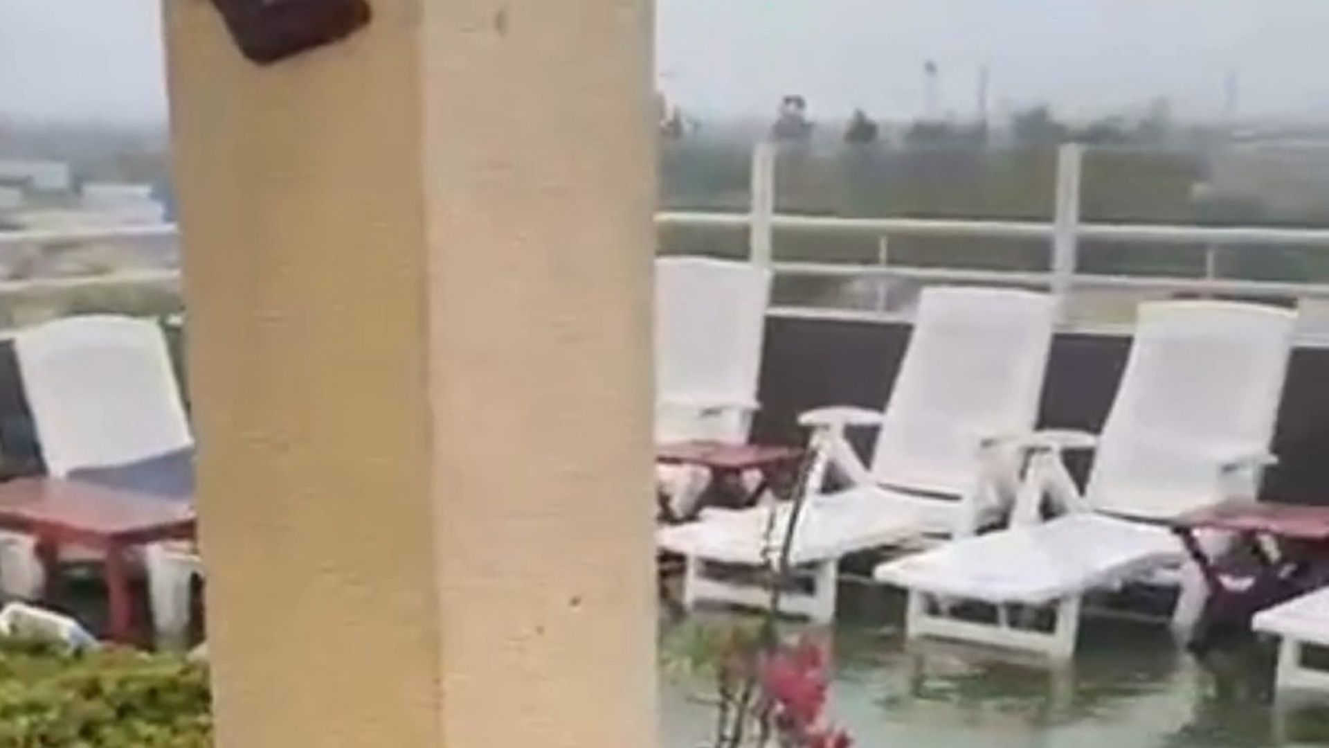Las imágenes de un vecino de Oliva que muestra las inundaciones en su ático