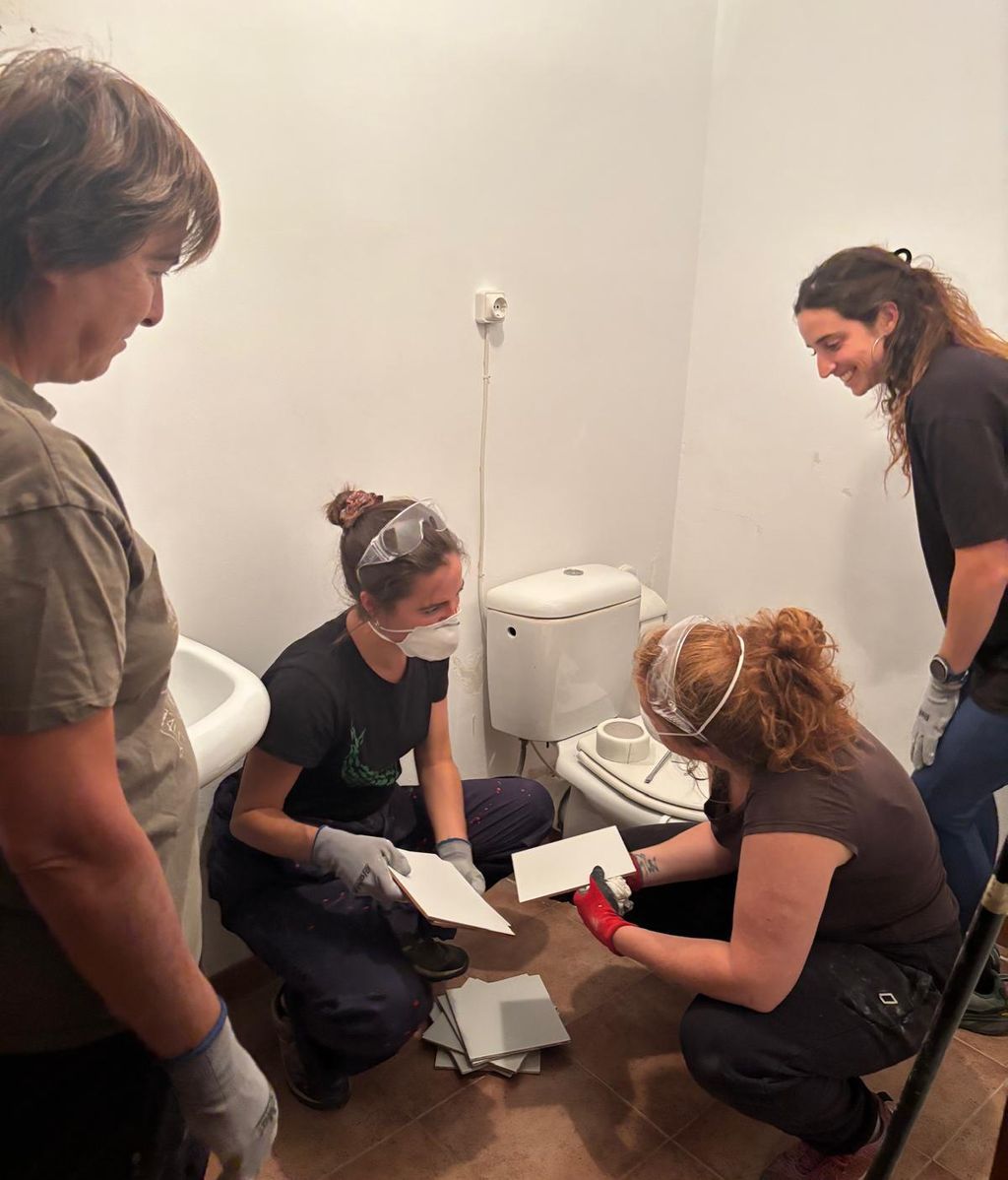 Las participantes aprenden a colocar baldosas
