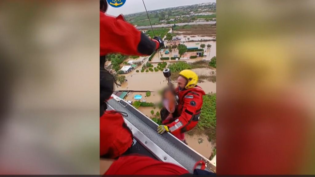 Los angustiosos rescates en las zonas inundadas de Oliva