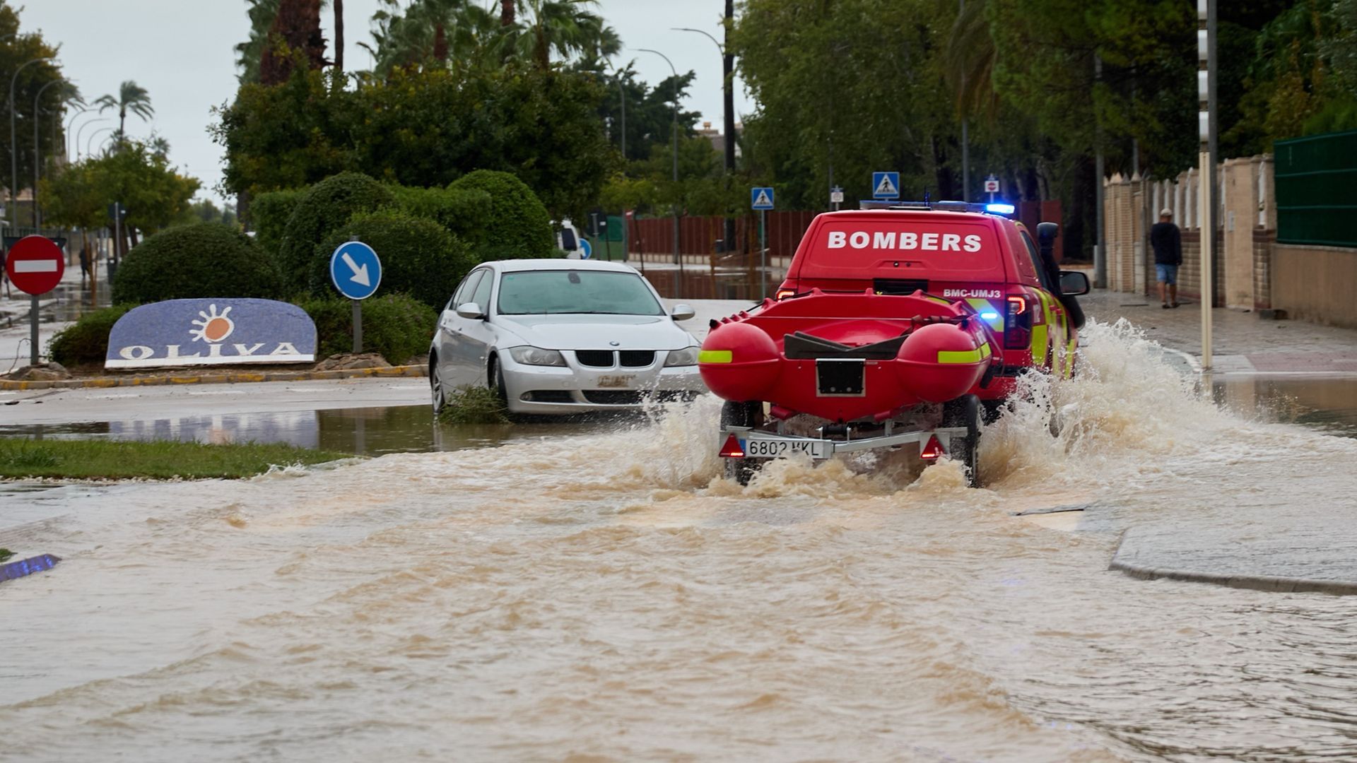 Los equipos de rescate hallan un cadáver en Oliva, Valencia Los equipos de rescate hallan un cadáver en Oliva, Valencia