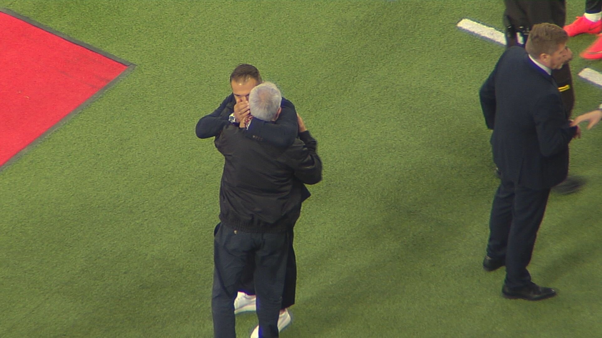 Luis García Plaza, charlando con Mourinho tras el encuentro Luis García Plaza, charlando con Mourinho tras el encuentro