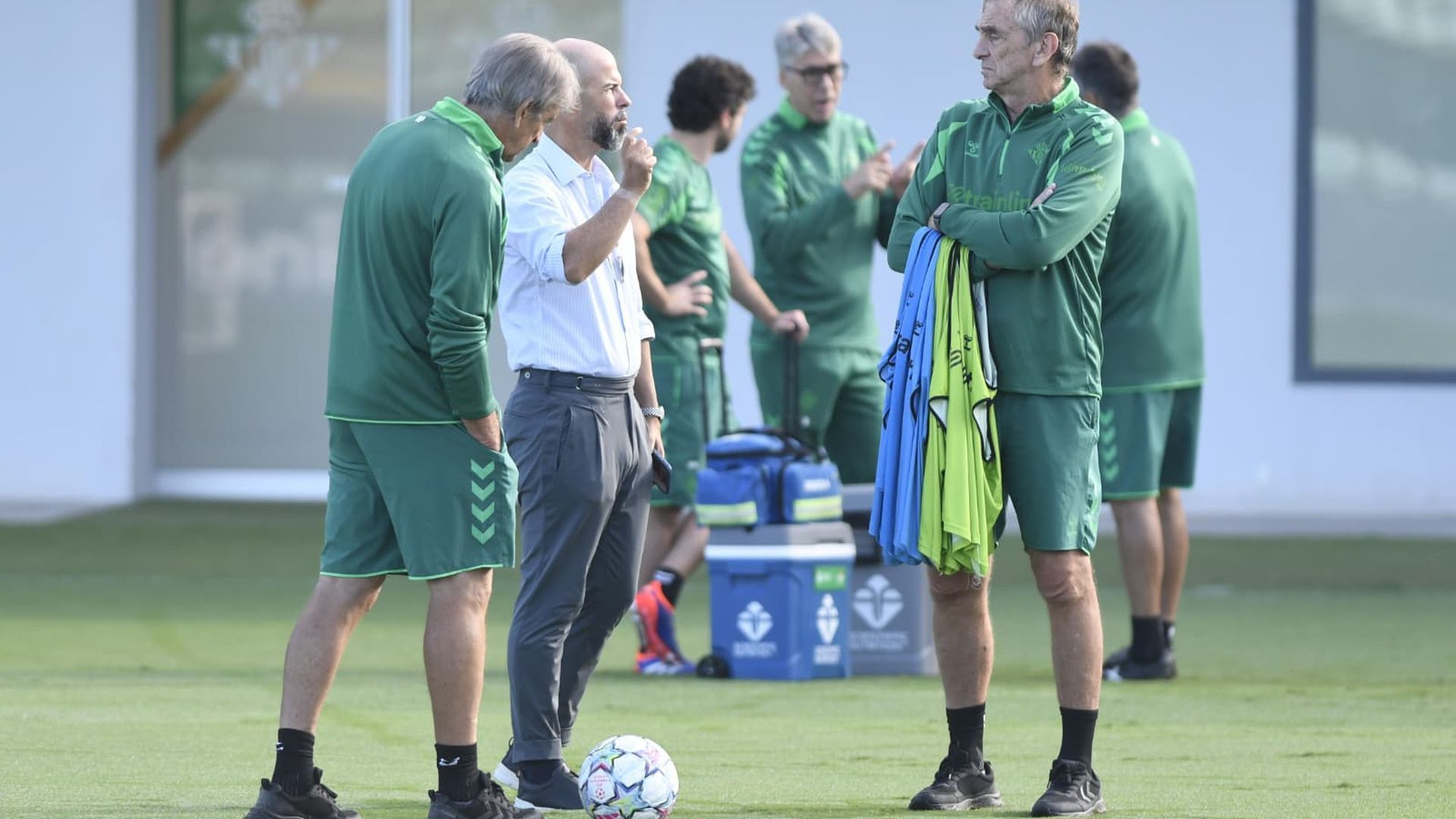 Manu Fajardo, charlando con Manuel Pellegrini
