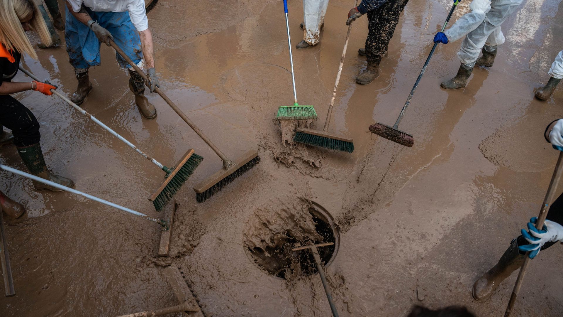 Preocupación en Valencia por los efectos de la nueva DANA en las zonas más dañadas: muchas alcantarillas siguen atascadas Preocupación en Valencia por los efectos de la nueva DANA en las zonas más dañadas: muchas alcantarillas siguen atascadas