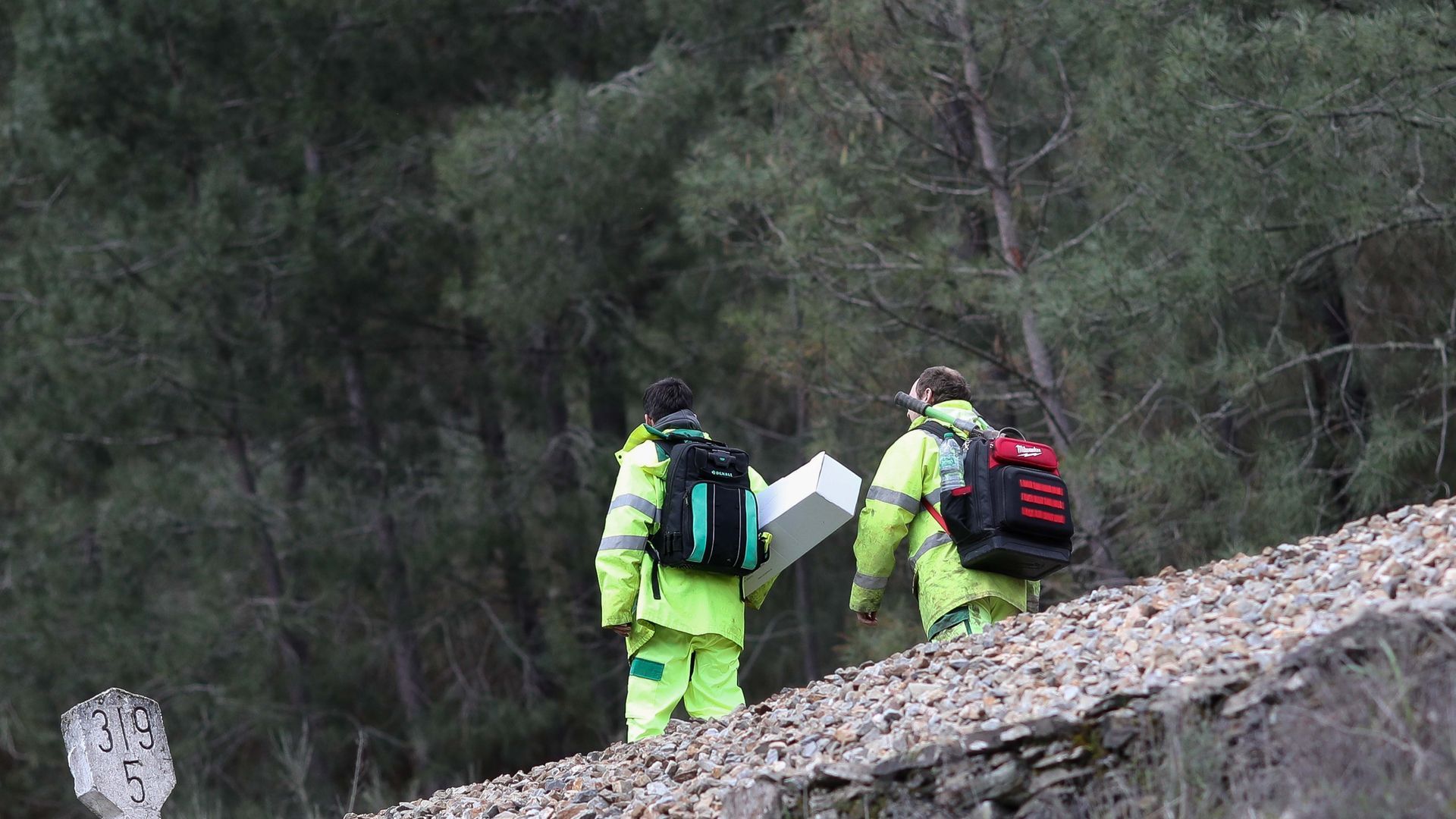 Rescatan a dos menores, uno de ellos electrocutado tras tocar una catenaria en Ávila: "La corriente no le llegó a tocar el corazón" Rescatan a dos menores, uno de ellos electrocutado tras tocar una catenaria en Ávila: "La corriente no le llegó a tocar el corazón"