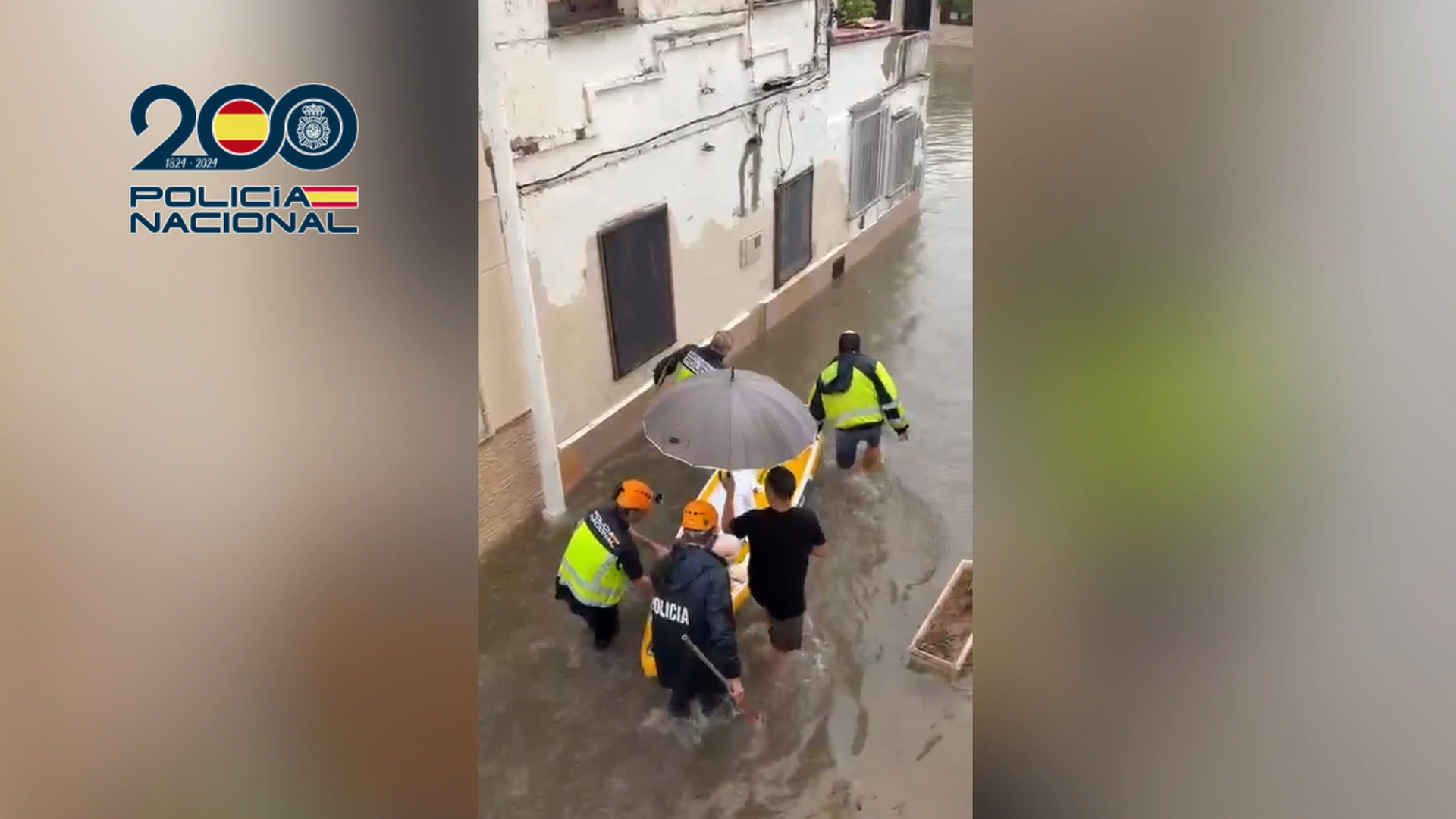 Rescate en Gandía de una persona mayor con una tabla de paddle surf por la Policía Nacional