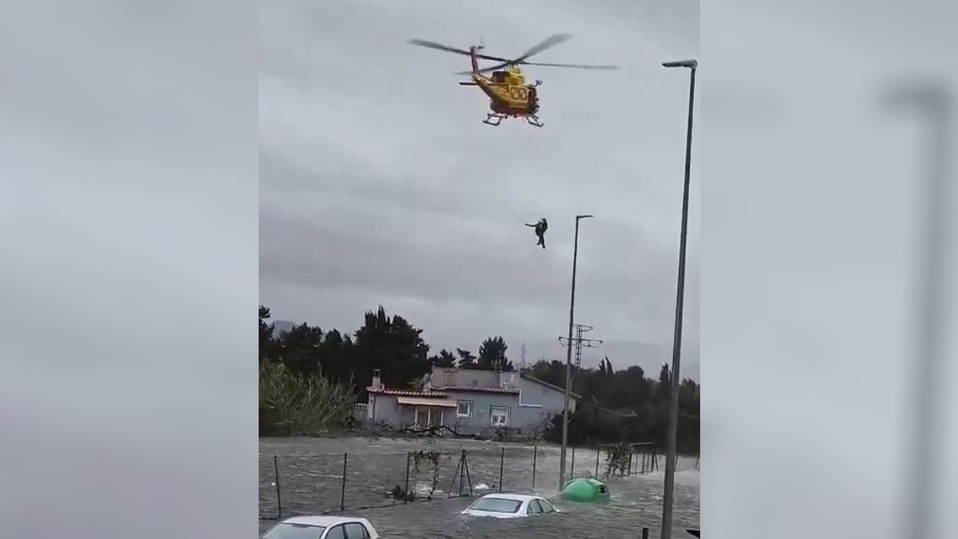 Situación límite en Oliva, Valencia, por la DANA Adam: aviso rojo con inundaciones, la UME movilizada y petición de confinamiento Situación límite en Oliva, Valencia, por la DANA Adam: aviso rojo con inundaciones, la UME movilizada y petición de confinamiento