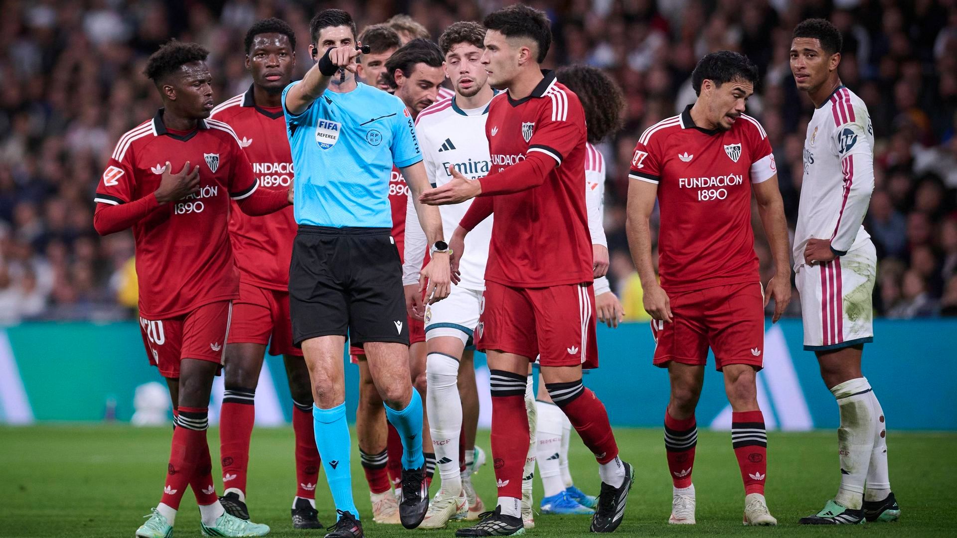 Tangana tras la agresión a Peque en el Real Madrid - Sevilla FC Tangana tras la agresión a Peque en el Real Madrid - Sevilla FC