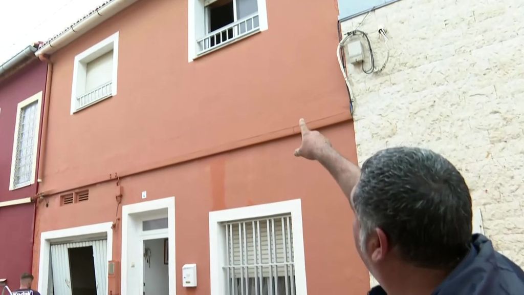 La tensión de los vecinos de Els Poblets ante la crecida del río: "Empezó a entrar agua y nos subimos a la segunda planta"