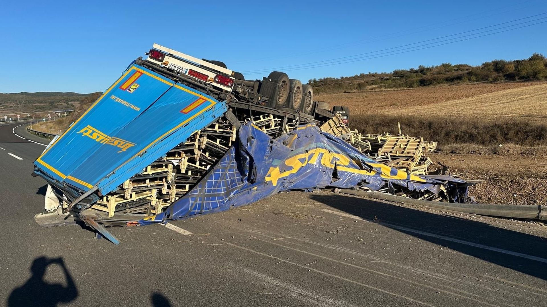 Un hombre ha resultado herido al quedar atrapado en el vuelco de un camión en Bodonal de la Sierra Un hombre ha resultado herido al quedar atrapado en el vuelco de un camión en Bodonal de la Sierra