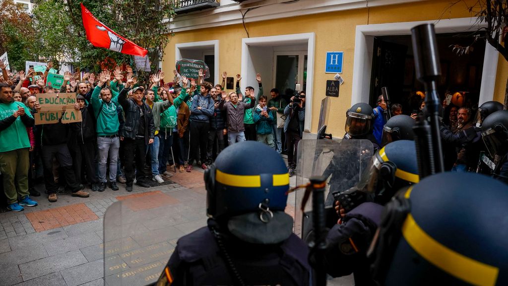 Una protesta multitudinaria por la educación ante un acto de Ayuso hace que tenga que salir escoltada por "motivos de seguridad"