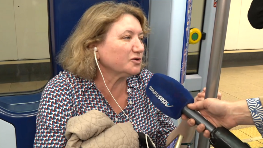 Los pasajeros del metro de Madrid, sobre multar a las personas que no usen cascos: "A nadie le importan las conversaciones de los demás"